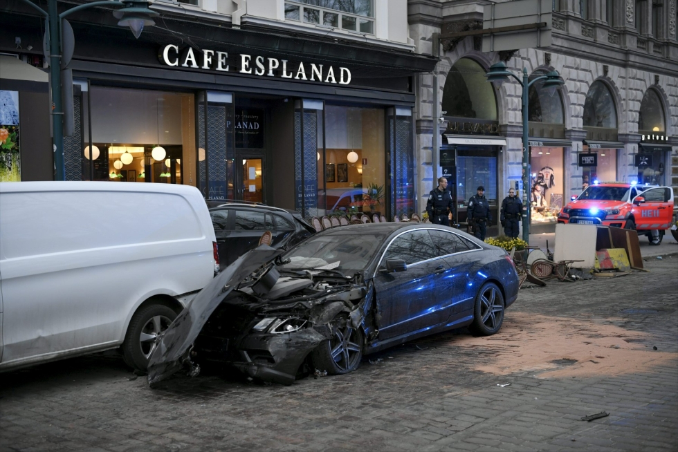 Helsingin keskustassa Pohjoisesplanadilla on tapahtunut liikenneonnettomuus, jossa on loukkaantunut ainakin kaksi ihmistä. LEHTIKUVA / Markku Ulander