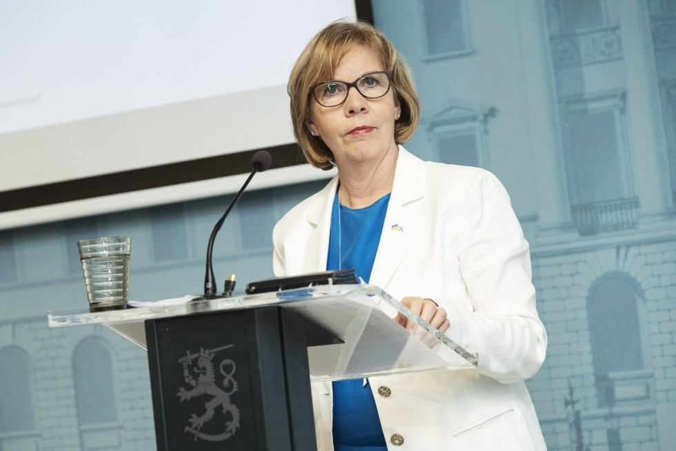 Oikeusministeri Anna-Maja Henriksson kertoo, että valmiuslakiin esitetään hybridivaikuttamisesta uutta perustetta poikkeusoloille. LEHTIKUVA / Roni Rekomaa