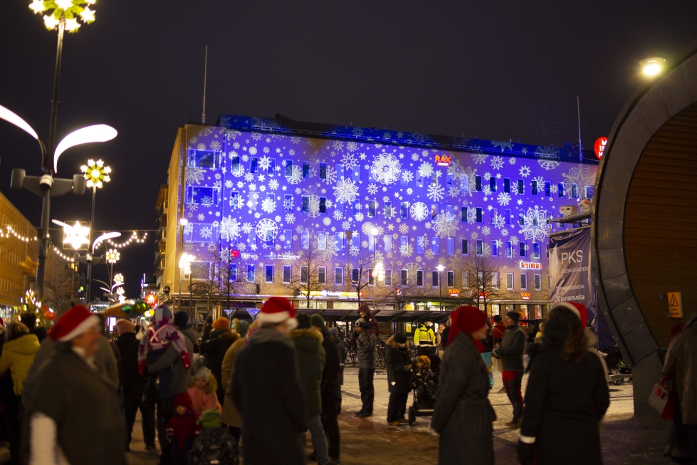 PunaMusta Mediaan kuuluva Profilight Oy toteutti Talven taikaa -valoteoksen Joensuun joulunavaukseen marraskuussa 2021.