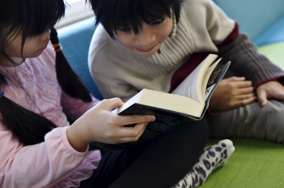 Noin 30 prosenttia lapsista osaa lukea jo melko sujuvasti kouluun mennessään. LEHTIKUVA / EMMI KORHONEN