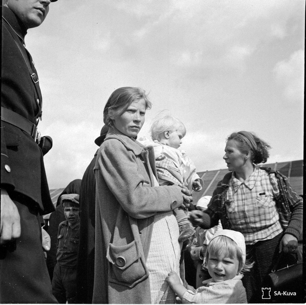 Lapset aistivat sodan painostavan ilmapiriin ja vanhempiensa stressin. Kuvassa evakkoja Vilppulan asemalla kesällä 1941.