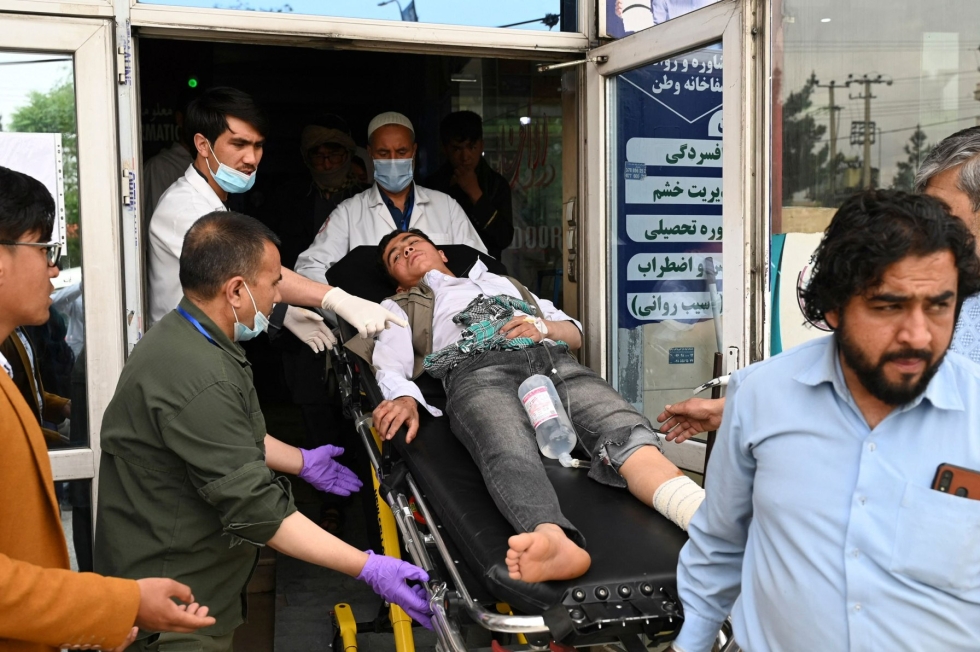 Kabulissa kouluun tehdyssä pommi-iskussa haavoittuneita on viety sairaalaan. Ainakin 6 ihmistä kuoli ja 11 ihmistä haavoittui. LEHTIKUVA/AFP