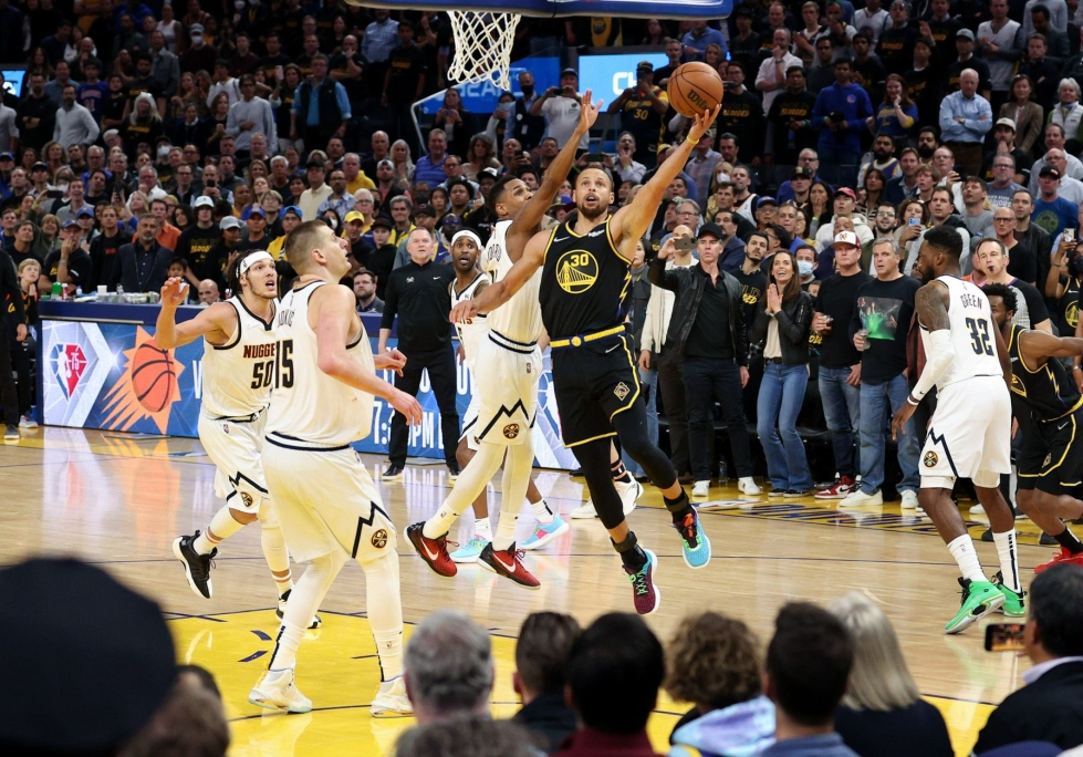 Golden State Warriors kaatoi Denver Nuggetsin ja eteni NBA-pudotuspelien toiselle kierrokselle. LEHTIKUVA/AFP
