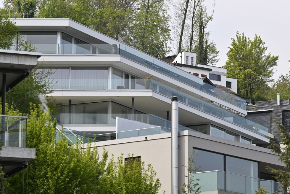 Sveitsin kiinteistöviranomaisen mukaan Hallikainen omistaa asunnon Wolleraun talosta. Kuva Wolleraun kylästä Bächissa Sveitsissä 22. huhtikuuta. Kuva LEHTIKUVA / Walter Bieri