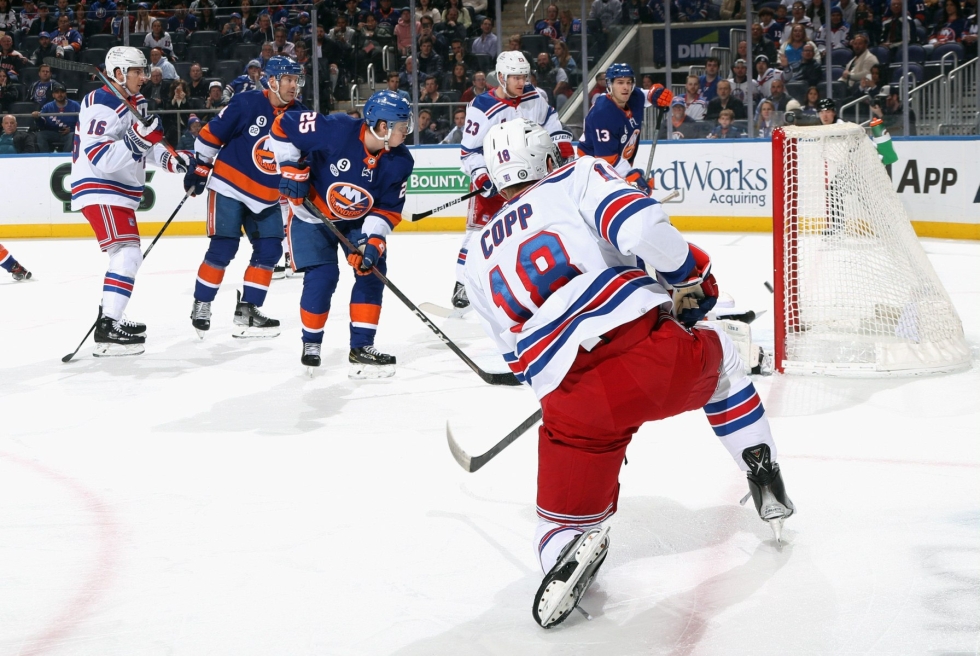 New York Rangersin Andrew Copp iski hattutempun New York Islandersin verkkoon jo ottelun avauserässä. LEHTIKUVA/AFP