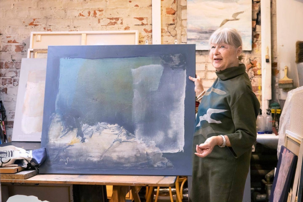 Arkipäiväinen havainto lyhtypylväistä innoitti kuvataiteilija Mari Sihvosen maalaamaan teoksen nimeltä Ujo Lennu.