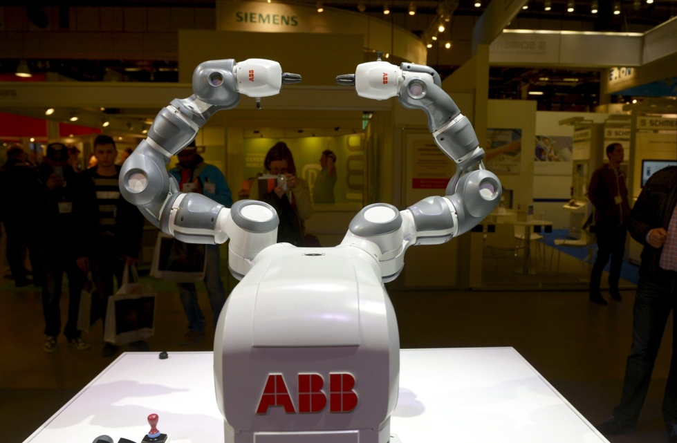 Yhtiö luonnehtii tuloksen olevan vakaa epävarmassa toimintaympäristössä. ABB:n YuMi -robotti esittelytilaisuudessa Helsingissä lokakuussa 2015. LEHTIKUVA / MARTTI KAINULAINEN