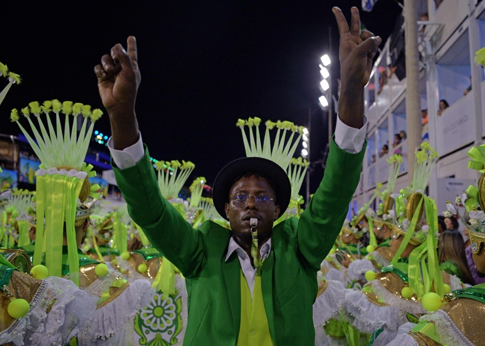 Rion karnevaalien arvioidaan vetävän noin 75 000 osallistujaa tapahtuman molempina päivinä. LEHTIKUVA / AFP