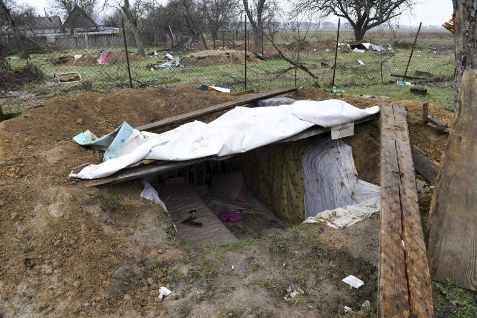 Venäläisten sotilaiden talon pihamaalle kaivama nukkumapaikka Andriivkan kylässä Ukrainassa 21. huhtikuuta 2022.