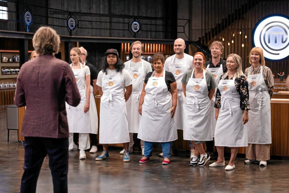 Master Chef Suomi on yksi suosittuja ruokaohjelmia, kilpailullinen reality. Kari Aihinen (selin) on televisiosta tuttu kokki ja yksi kilpailun tuomareista.