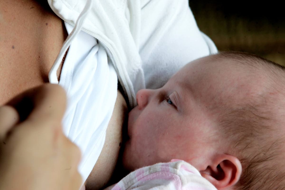 Itkuisa vauva rahoittuu usein rinnalle. Jos vauvalla on ähky, lisäsyöminen ei auta tilanteeseen. Kuvituskuva.