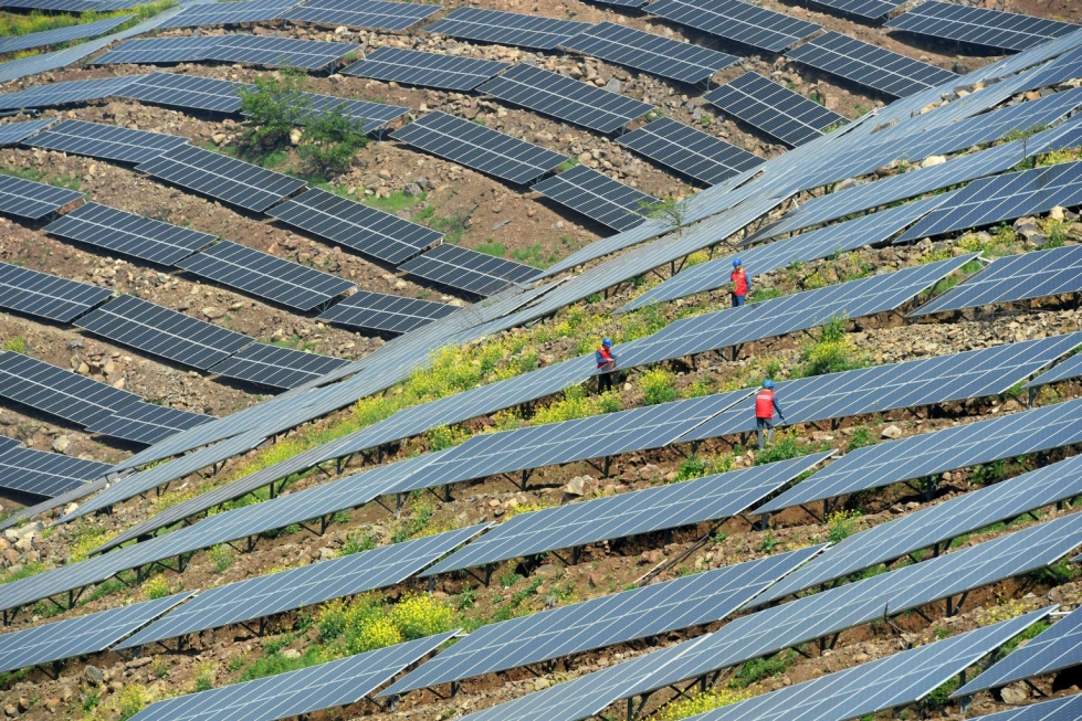 Yli puolet tänä vuonna rakennettavasta uusiutuvan energian tuotantokapasiteetista on aurinkovoimaa. LEHTIKUVA/AFP