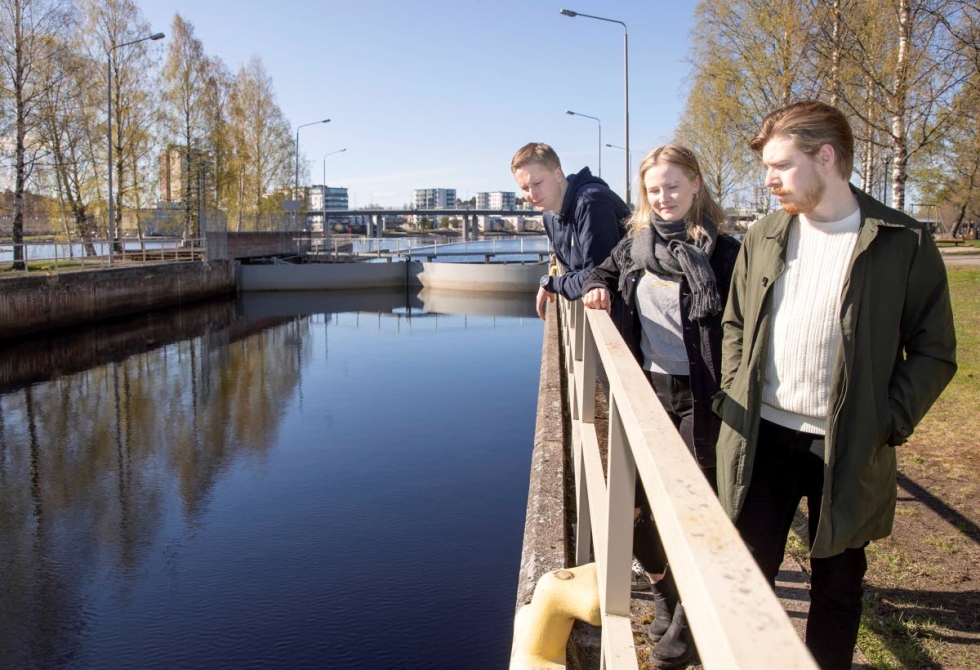 Tuomas Väätäinen, Inka Huotari ja Ilari Lintunen  sekä heidän ystävänsä Jan-Markus Viljanen pelastivat miehen kanavasulusta Joensuussa viime viikonloppuna.