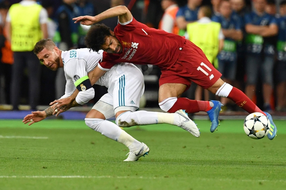 Vuonna 2018 loppuottelu päättyi Salahin (oikealla) loukkaantumiseen, kun Ramos väänsi hänet nurmen pintaan pallontavoittelutilanteessa. LEHTIKUVA/AFP