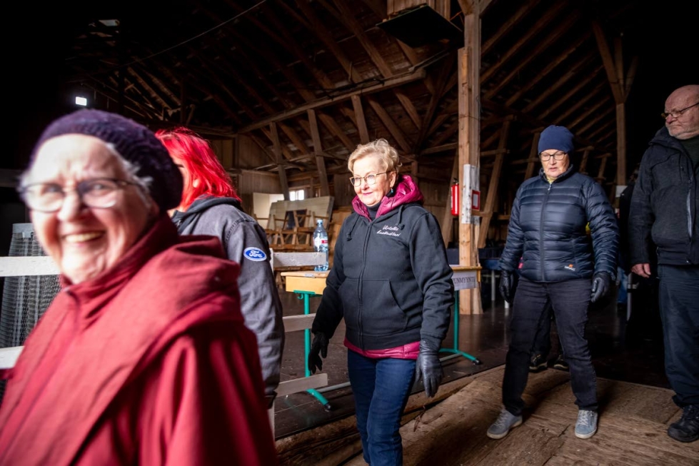 Irja Hovi, Eira Varonen, ohjaaja Anneli Hurskainen, Pirkko Partanen ja Jorma Sistonen kävivät navetan ylisillä katsastamassa, että kyllä sinne kohta kannattaa Mummonmökin harjoitukset siirtää.