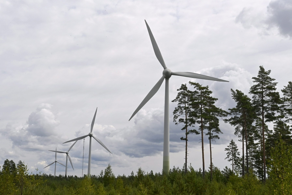 Tuulivoima nostaa suomalaisen energiatuotannon määrää pian merkittävästi, mutta energiateollisuuden Jukka Leskelän mukaan sähköntuotannossa ei voida nojata liikaa vain siihen. LEHTIKUVA / Jussi Nukari 