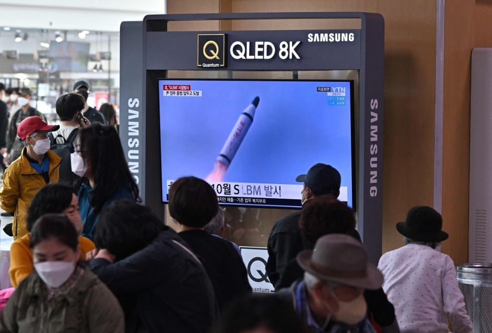 Ihmisiä Etelä-Korean Soulissa sijaitsevalla rautatieasemalla katsomassa uutislähetystä Pohjois-Korean ohjuskokeesta. LEHTIKUVA / AFP