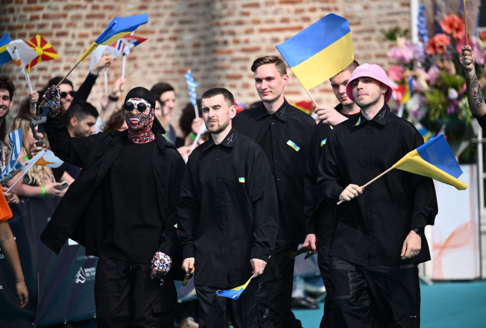 Ukrainaa viisuissa edustavan Kalush Orchestran jäsenet saapumassa avajaisseremoniaan 8. toukokuuta. LEHTIKUVA / AFP 