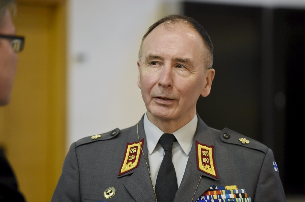 Puolustusvoimien pääesikunnan entinen tiedustelupäällikkö Pekka Toveri on kommentoinut Ukrainan tilannetta Suomen medioille useasti. LEHTIKUVA / ANTTI AIMO-KOIVISTO