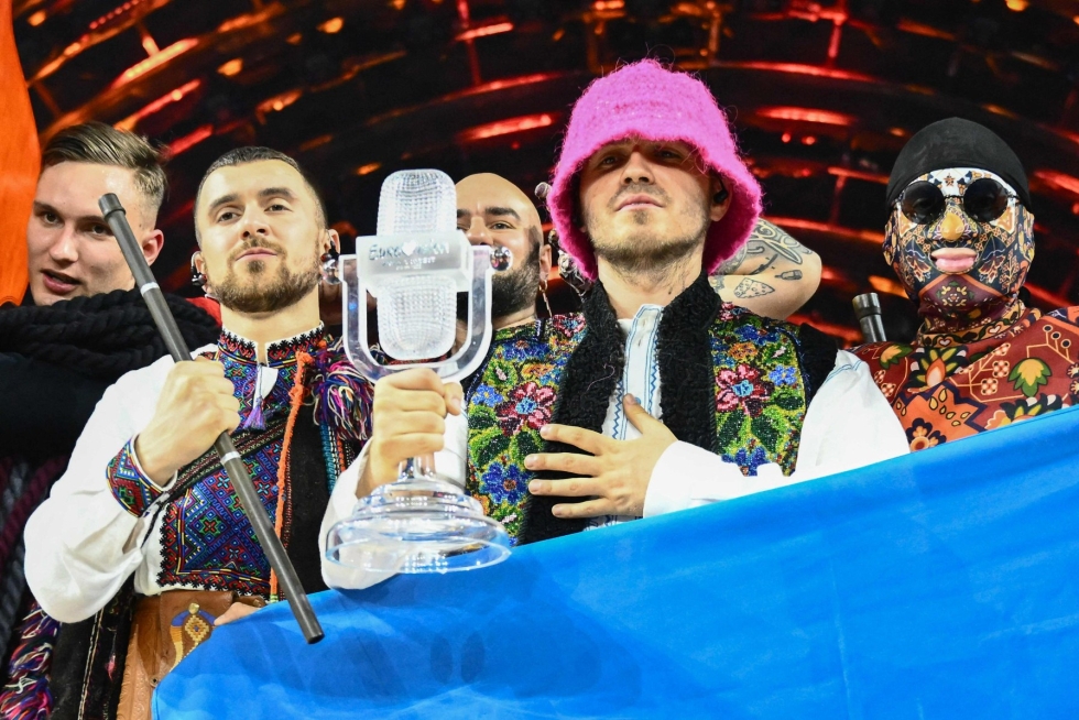 Euroviisut voittanut Ukrainan edustaja Kalush Orchestra huutokauppaa viisujen voittopokaalinsa. Tuotto lahjoitetaan Ukrainan armeijaa tukevalle säätiölle. Lehtikuva/AFP