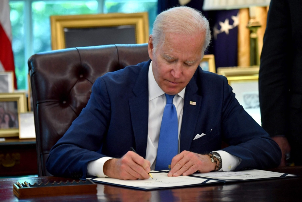 Yhdysvaltain presidentti Joe Biden helpotti maanantaina maansa asevientiä Ukrainaan ottamalla käyttöön toisen maailmansodan aikaisen lain aseavusta. LEHTIKUVA / AFP