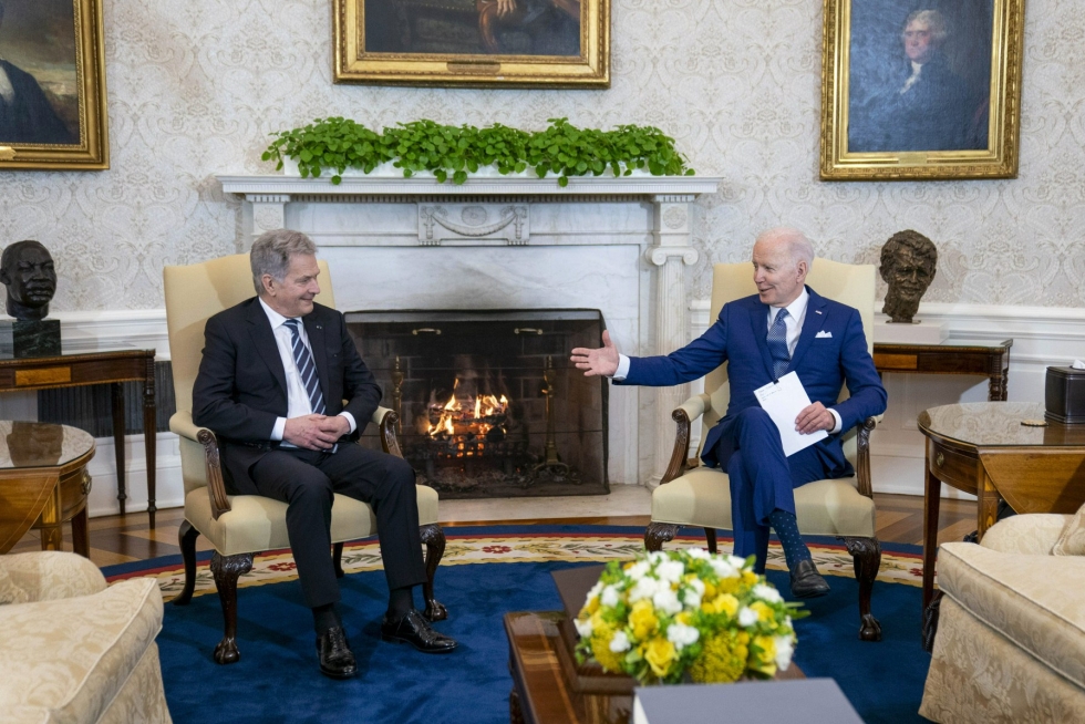 Presidentti Sauli Niinistö (vasemmalla) vieraili Valkoisessa talossa edellisen kerran maaliskuun alussa. Niinistö oli ensimmäinen valtionjohtaja, jonka Yhdysvaltain presidentti Joe Biden (oikealla) tapasi kasvotusten Venäjän aloittaman hyökkäyssodan alkamisen jälkeen. LEHTIKUVA/AFP