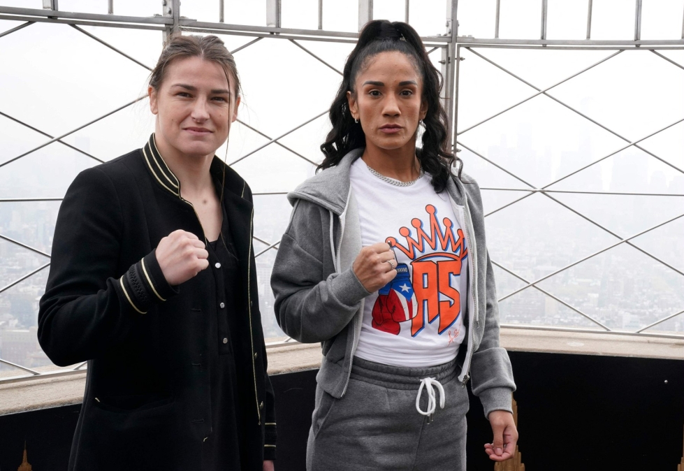 Taylorin (vasemmalla) ja Serranon (oik.) välinen nyrkkeilyottelu oli ensimmäinen naisten välinen kamppailu, joka oli New Yorkin Madison Square Gardenissa järjestetyn nyrkkeilyillan pääottelu. LEHTIKUVA/AFP