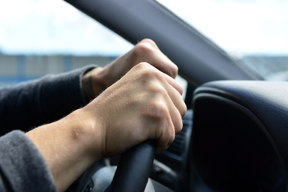 Esityksen mukaan 17-vuotias ei saisi ajaa henkilöautolla puolenyön ja aamuviiden välillä. LEHTIKUVA / IRENE STACHON