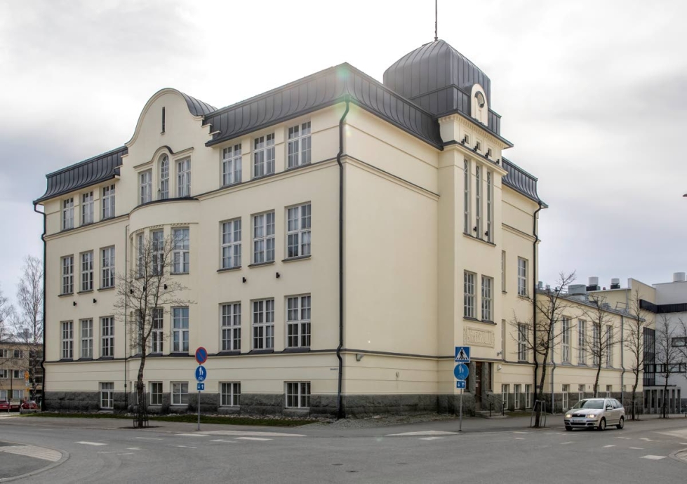 Joensuun yhteiskoulun vuonna 1912 valmistuessa Wivi Lönn oli piirtänyt rakennuksia toistakymmentä vuotta ja meritoitunut koulujen suunnittelijana. 