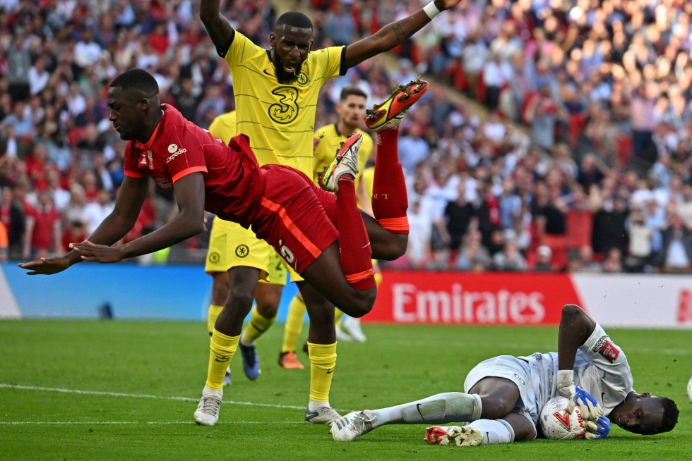 Chelsean maalivahti Edouard Mendy nappaa pallon, ja Liverpoolin puolustaja Ibrahima Konate hyppää hänen ylitseen Chelsean ja Liverpoolin välisessä finaaliottelussa. LEHTIKUVA/AFP