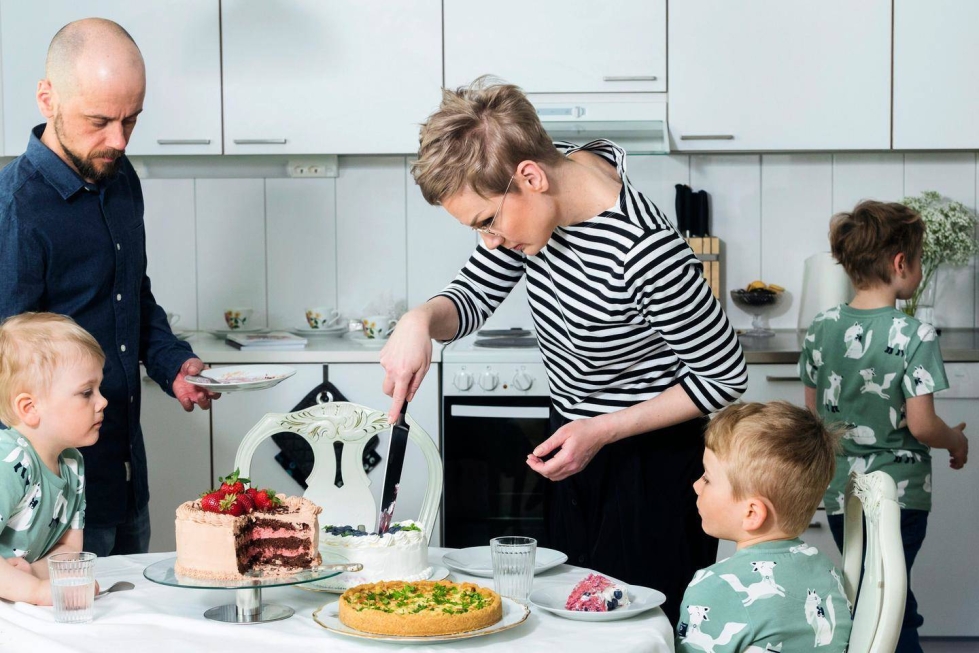 Kristiina Räihä on laatinut reseptejä ja opetellut leipomaan erikoiskakkuja ja -leivonnaisia, koska perheessä on kolme allergista lasta. Isä Marko Lassi ja lapset Lauri, Aleksi ja Antto pääsevät maistelemaan kakkuja.