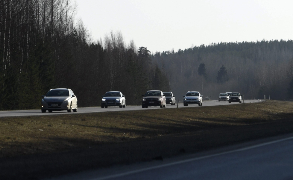 Tieliikenteeseen liittyvät päästöt ovat vähentyneet. LEHTIKUVA / VESA MOILANEN