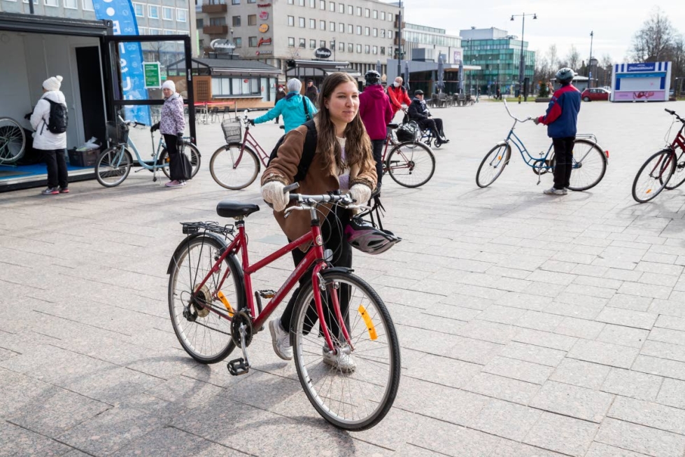 Nina Koistisen, 23, polkupyörää ei tällä kertaa saatu täysin kuntoon, sillä vika oli liian iso Taitamon huoltopisteellä korjattavaksi.