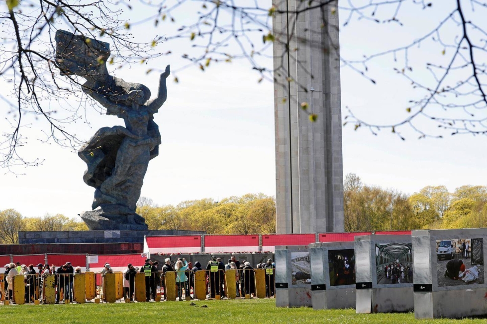 Riian vapauttajien muistomerkki voi kadota ihan lähiaikoina. Vielä viime maanantaina monumentin juurella juhlittiin puna-armeijan saavutuksia rynnäkkövarustuksessa olevien poliisien valvonnassa.