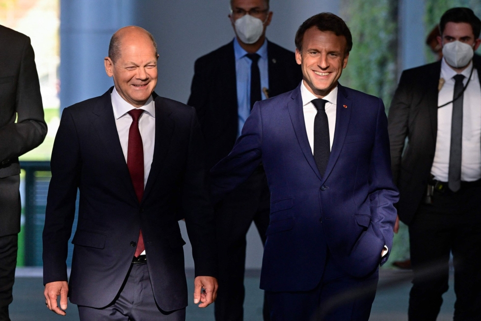 Saksan Olaf Scholz (vas.) ja Ranskan Emmanuel Macron saapumassa lehdistötilaisuuteen Berliinissä tänään. LEHTIKUVA/AFP