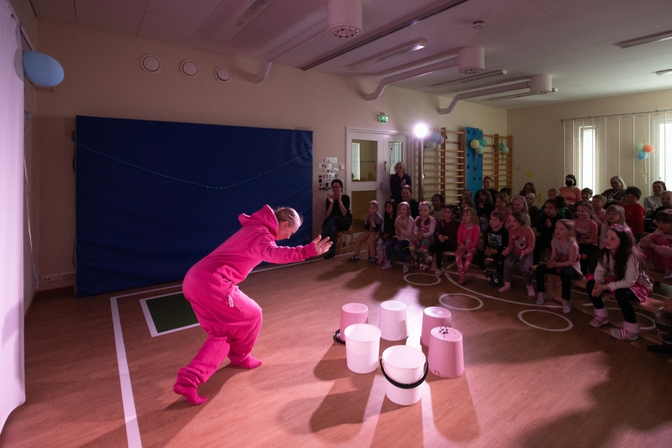 Joensuulainen näyttelijä Kirsi Kärnä kuljettaa Marjalan päiväkodin lapset tarinan maailmaan palkitussa Äkkivääriä flamingon sääriä -runoteatteriesityksessä.