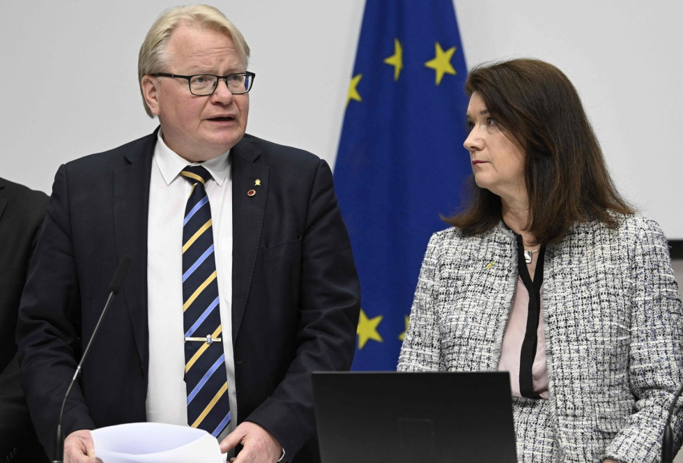 Ruotsin puolustusministeri Peter Hultqvist ja ulkoministeri Ann Linde esittelivät turvallisuuspoliittista analyysiä medialle perjantaina. LEHTIKUVA / AFP