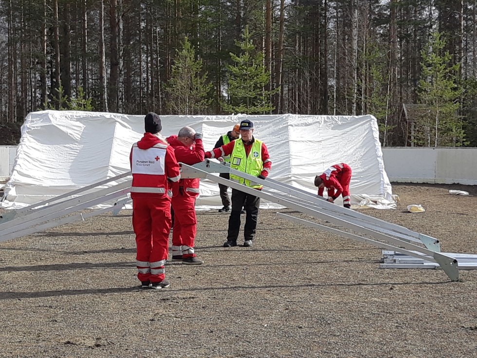 SPR:n vapaaehtoiset kasasivat harjoituksessa telttoja kylätalon jääkiekkokaukaloon evakuointi- ja ensiapupisteeksi.