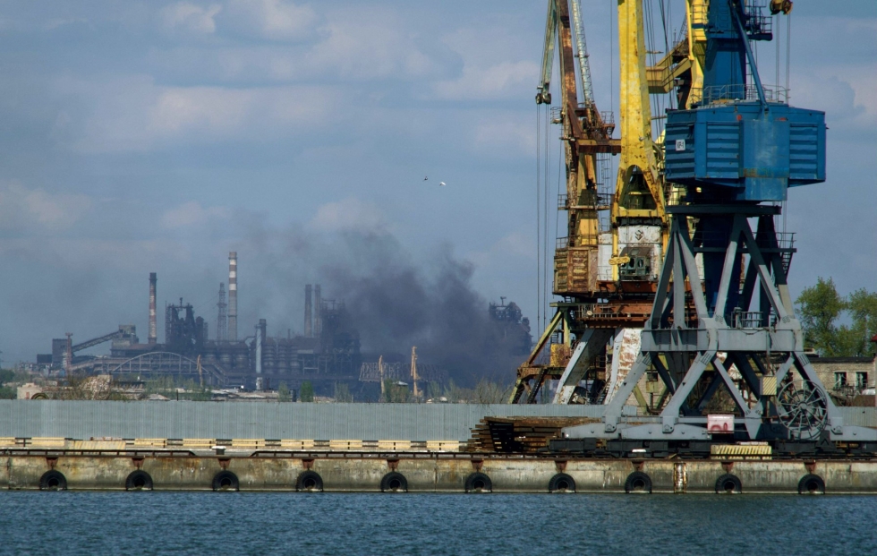 Ukraina sanoo Venäjän rikkoneen tulitaukoa ja jatkaneen hyökkäyksiä Azovstalin terästehtaan alueella. Kuvassa terästehtaalta nousee savua viime kuun lopussa. LEHTIKUVA/AFP