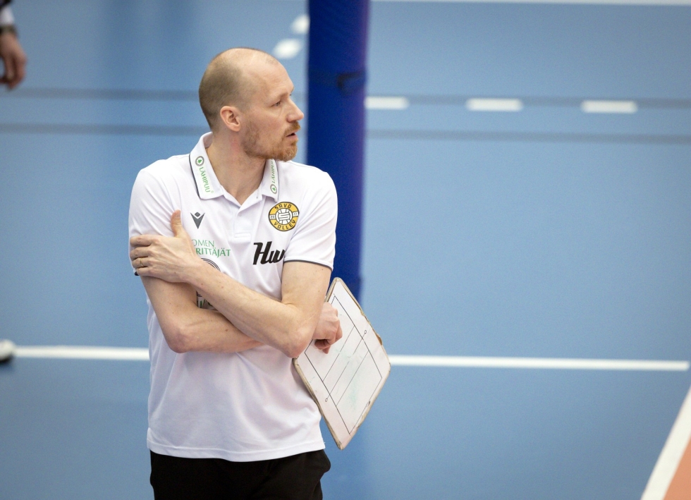 Timo Tolvanen on Savo Volleyn päävalmentaja myös seuraavat kaksi kautta. LEHTIKUVA / KALLE PARKKINEN