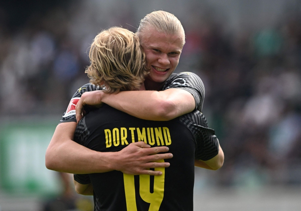 Dortmundin Erling Braut Haaland (oik.) joukkuetoverinsa Julian Brandtin kanssa maalia juhlimassa 7. toukokuuta. LEHTIKUVA / AFP