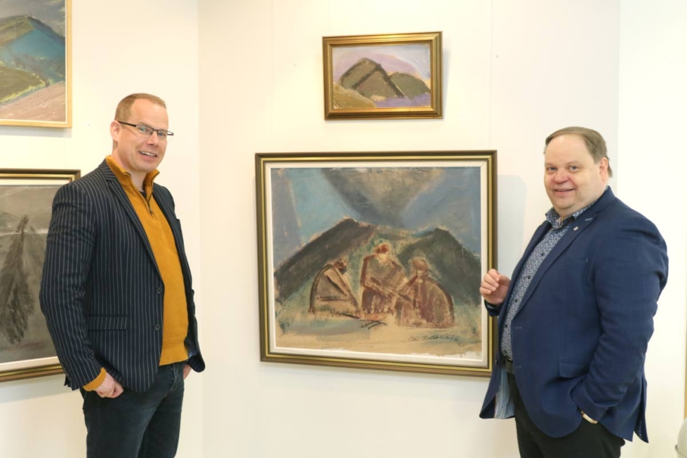 Mikko Kero ja Asko Saarelainen esittelevät Lieksan kulttuurikeskuksessa esillä olevia Olavi Martikaisen maalauksia.