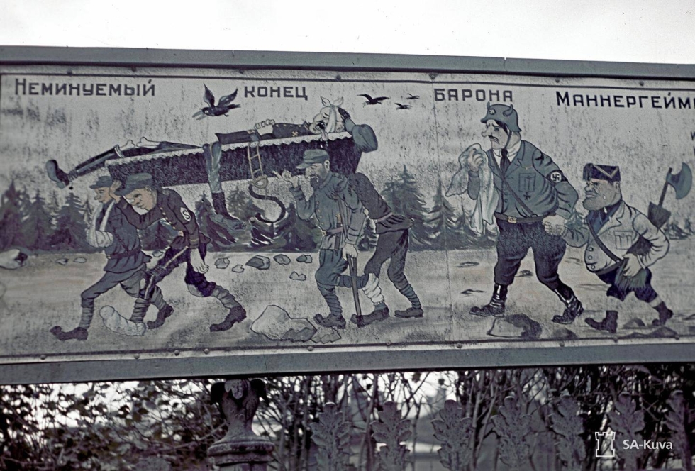 On Suomi ennenkin esitetty Venäjällä pahana: Propagandajulisteessa kuollutta Mannerheimia kannetaan, surusaatossa seuraavat Hitler ja Mussolini. Kuva on todennäköisesti otettu vallatussa Viipurissa elokuun lopussa vuonna 1941.