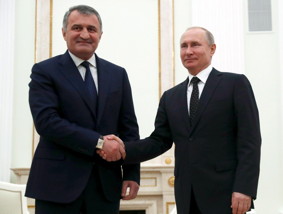Kansanäänestyksen järjestämisestä oli antanut määräyksen Gagloevin edeltäjä Anatoli Bibilov. Bibilovin vieressä oikealla Venäjän presidentti Vladimir Putin. LEHTIKUVA/AFP