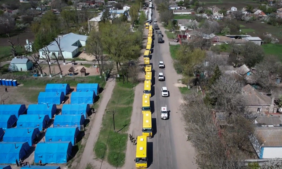 Venäjän puolustusministeriön 2. toukokuuta julkaisemasta videomateriaalista otetussa kuvakaappauksessa kerrotaan näkyvän busseja, joilla Azovstalin tehtaan lähialueelta evakuoituja siviilejä tuotiin Bezimenneen. LEHTIKUVA/AFP/HANDOUT