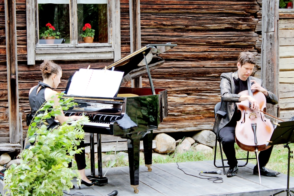 Sellisti Jussi Makkonen ja pianisti Nazig Azezia esiintyvät heinäkuussa Monola-viikolla Lieksassa.