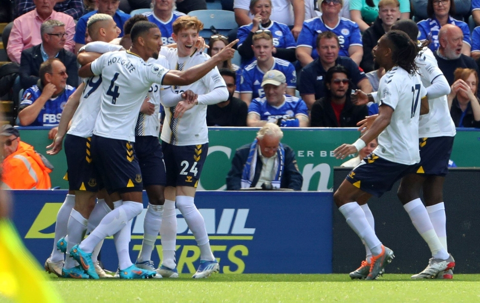 Joukkuekaverit halaavat maalin tehnyttä Evertonin Vitali Mykolenkoa. Lehtikuva/AFP