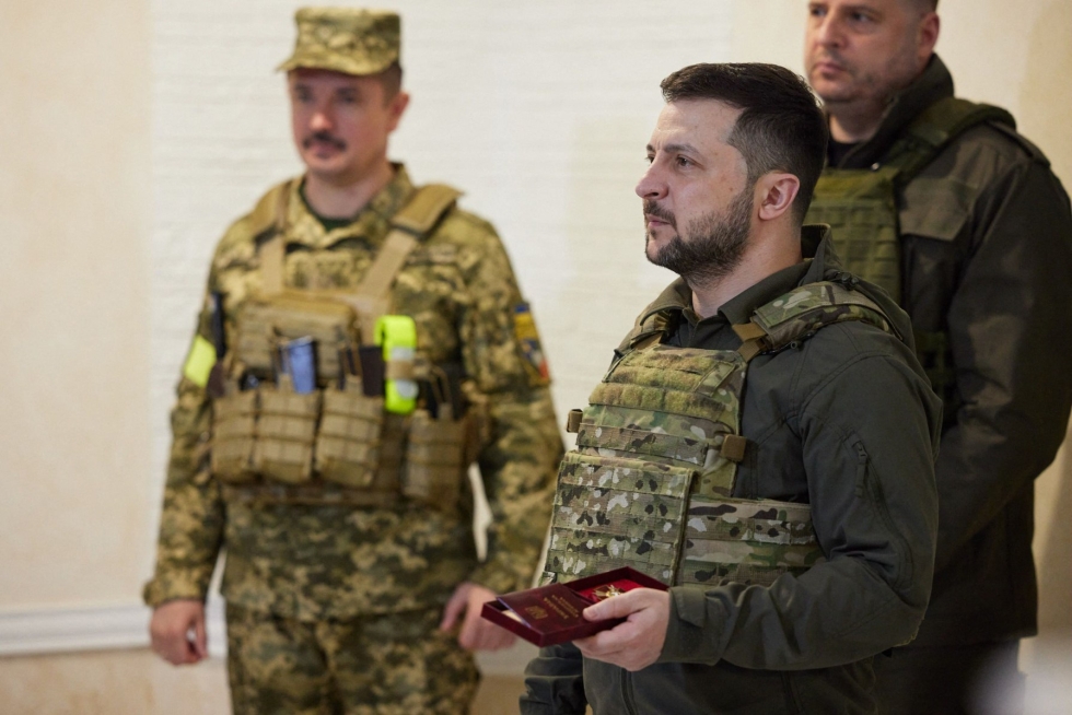 Kyseessä on Zelenskyin ensimmäinen vierailu maan itäosassa Venäjän aloitettua täysimittaisen hyökkäyksensä Ukrainaan. LEHTIKUVA/AFP/Ukrainian Presidential press-service