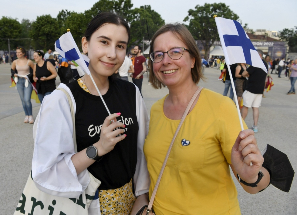 Suomen lippuun sonnustautunut Melisa ja hänen äitinsä Tanja Göllü ovat ensimmäistä kertaa Euroviisujen yleisössä. LEHTIKUVA / Jussi Nukari
