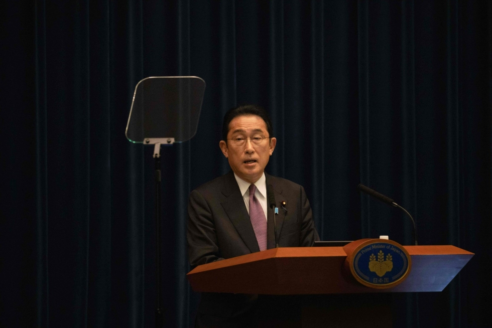 Marin keskustelee Japanissa pääministeri Fumio Kishidan kanssa. Lehtikuva/AFP